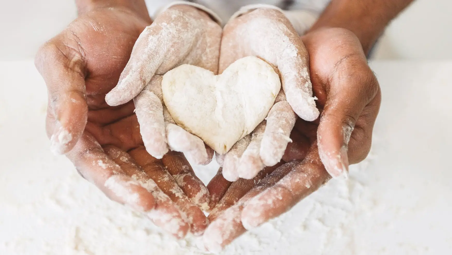 Mains de deux générations sales de farine